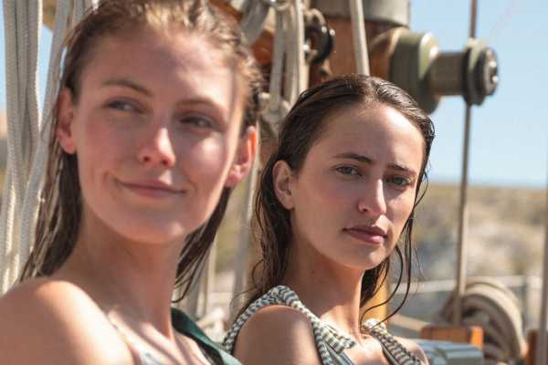 deux jeunes femmes sur un bateau